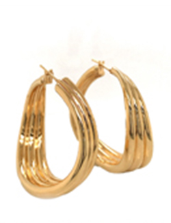 how to choose the right earrings for your face - square - fluted gold hoops
